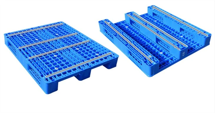Ekstrudirana plastična paleta, ki jo je mogoče zložiti