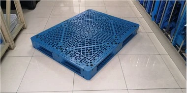 Reverzibilna plastična paleta za zlaganje